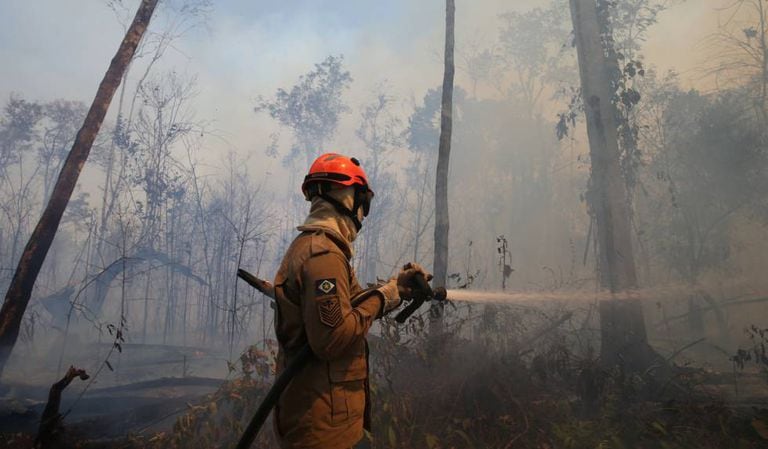 Bombeiro apaga fogo no Mato Grosso, na última quarta-feira.