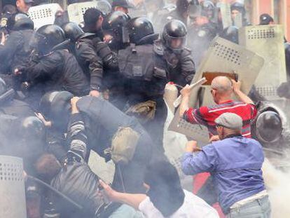 Confronto desta quinta entre a polícia e manifestantes pró-Rússia em Donetsk.