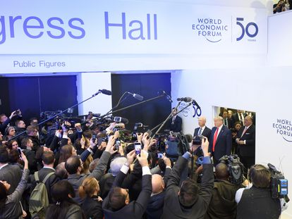 O presidente Donald Trump é recebido por jornalista na sua chegada ao Fórum Econômico Mundial.