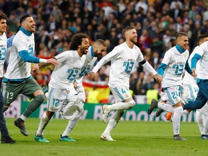 Jogadores do Real Madrid celebram a classificação.