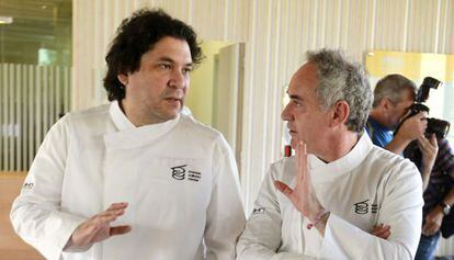 Os chefs Ferran Adrià e Gastón Acurio conversam depois da reunião do conselho assessor do Basque Culinary Center de San Sebastián.