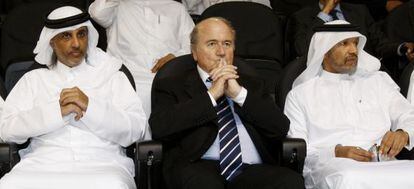 Blatter, no centro, com Mohamed Bin Hammam, à direita, e o sheik Khalifa bin Ahmed Al-Thani, presidente da federação do Catar, em 2008.