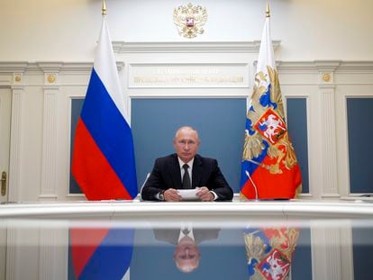 Vladimir Putin durante uma videoconferência com o ministro da Defesa, Serguei Shoigu, nesta terça-feira em Moscou.