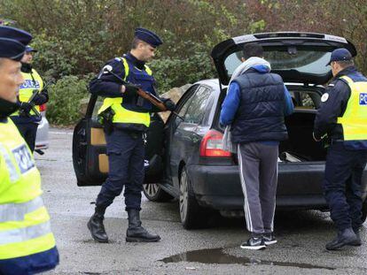 Controle da polícia francesa na rodovia entre Paris e Bruxelas.