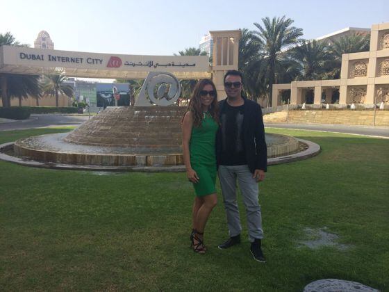 O pai da moeda virtual 'unete', José Manuel Ramírez Marco, com sua mulher, Pilar Otero, em Dubai.