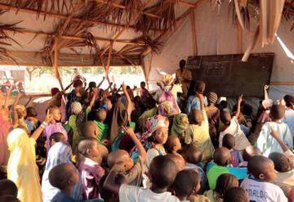 O campo de refugiados de Danamadja (Chade) onde as crianças usam o celular para fazer a lição de casa