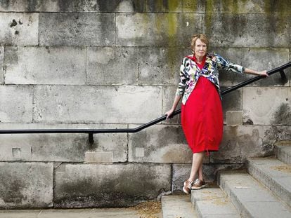A historiadora Margaret MacMillan, retratada na frente do clube Atheneum de Londres.