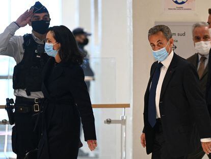 O ex-presidente francês Nicolas Sarkozy chega ao tribunal que o julgou em Paris, nesta segunda-feira.