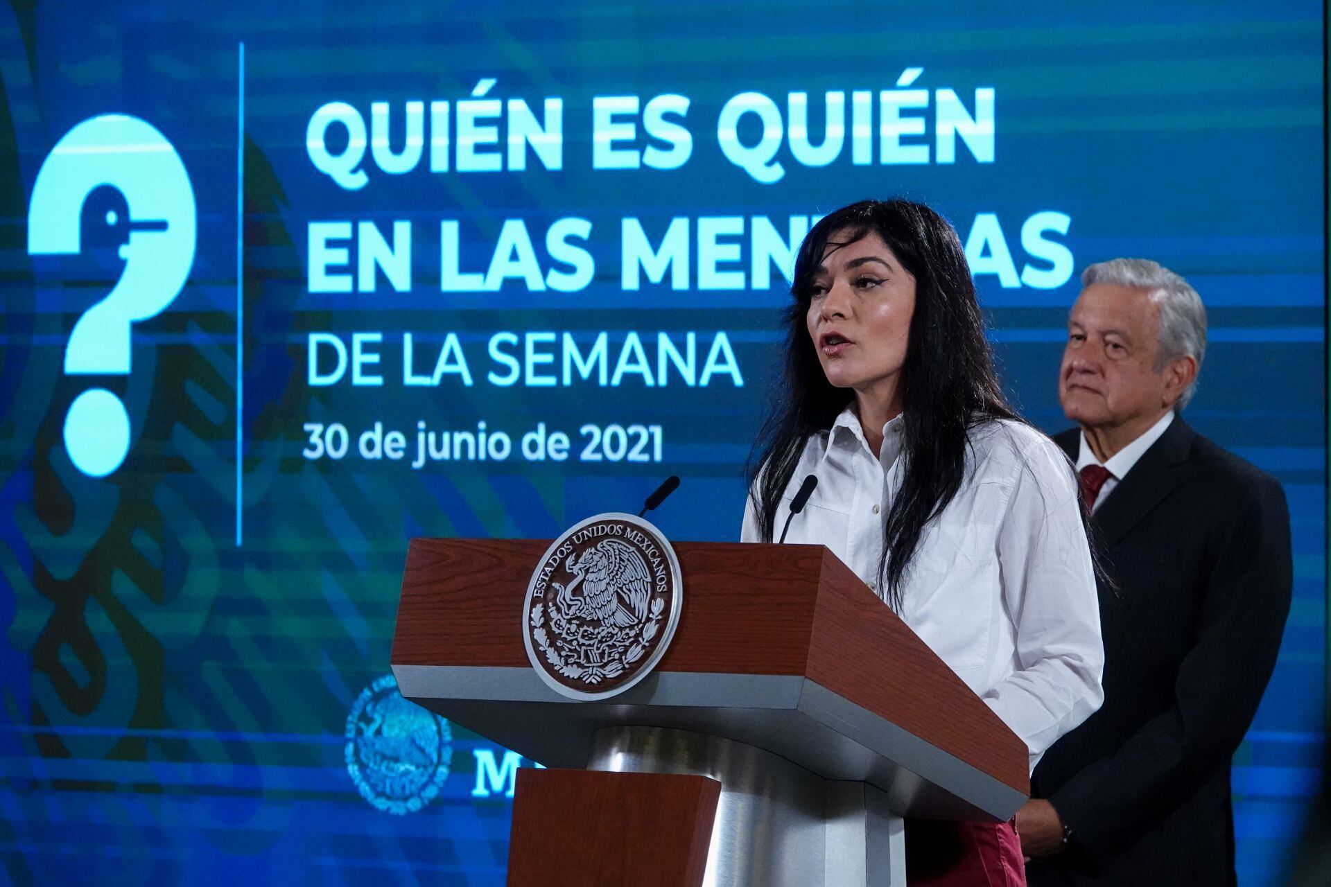 López Obrador com Ana Elizabeth García Vilchis, encarregada de um espaço nas suas entrevistas coletivas matinais nas quais critica o noticiário publicado na imprensa. 