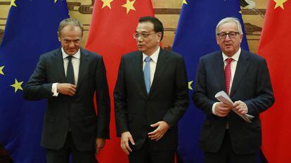 O primeiro-ministro chinês, Li Keqiang, com o presidente do Conselho Europeu, Donald Tusk, e o da Comissão Europeia, Jean-Claude Juncker. Em vídeo, declarações de Tusk.