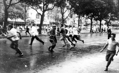 Estudantes e militares entram em confronto durante passeata na época da ditadura.