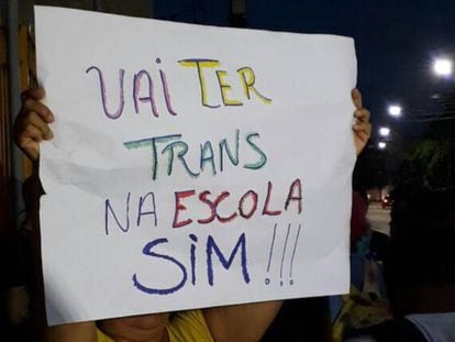 Cartaz em protesto a favor de Lara em Fortaleza.