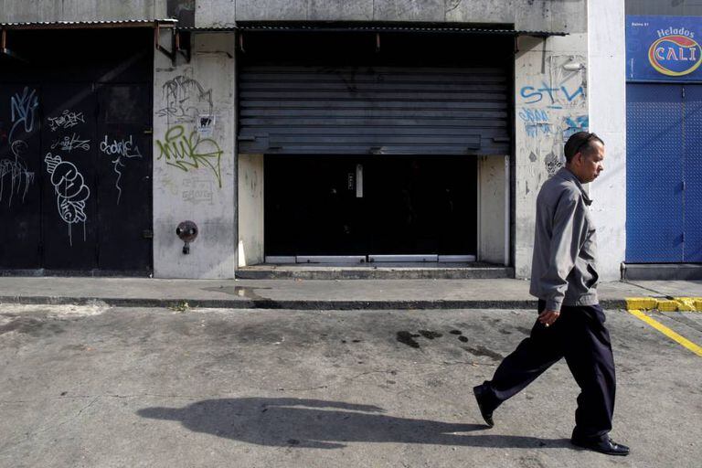 Homem caminha por uma rua em Caracas, Venezuela.