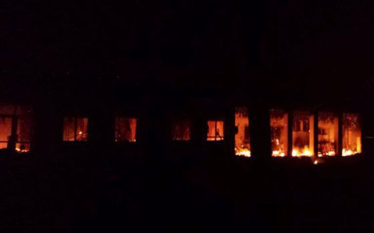 Incêndio no centro de Kunduz depois do bombardeio.