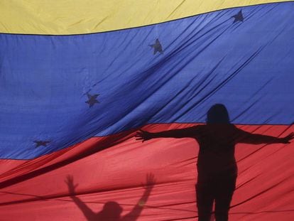 O que mais é preciso acontecer na Venezuela para que esses fiéis devotos caiam do cavalo?