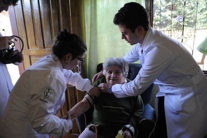 Paciente é atendida por médicos do SUS no Paraná.