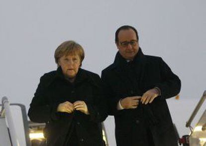 Angela Merkel e Francois Hollande no aeroporto de Minsk, nesta quarta-feira.
