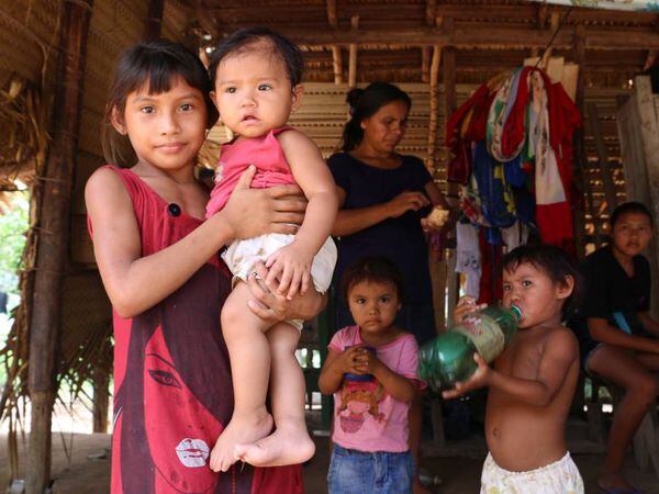 Una familia del pueblo sateré-mawé en la aldea Vila Nova, Tierra Indígena Andirá Marau, estado de Amazonas, Brasil.