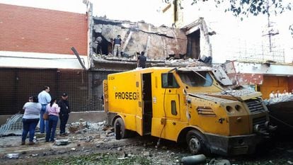 Restos de um blindado na frente do edifício demolido da sede da Prosegur em Ciudad del Este.