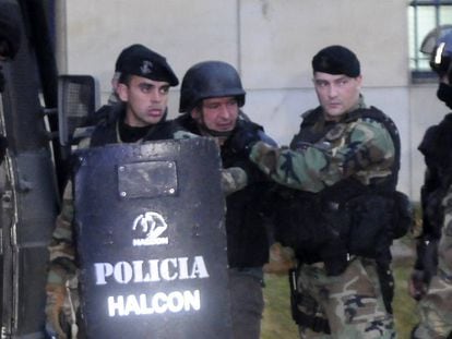 José López, ex-secretário de Obras Públicas da Argentina, é escoltado pelas forças especiais em 16 de junho.
