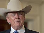 El presidente Donald Trump se prueba un sombrero de vaquero Stetson, mientras participa en la presentaci&oacute;n de productos &quot;Made in America&quot; en la Casa Blanca, en Washington (Estados Unidos) 
