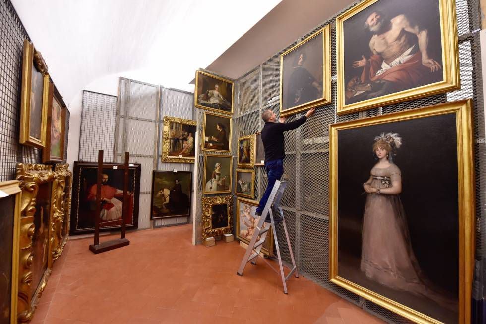 Um técnico manipula um dos autorretratos de Velázquez.