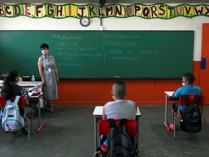 Primeiro dia de retomada de aulas presenciais na escola Thomaz Rodrigues Alckmin, em São Paulo.
