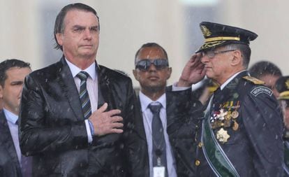 Bolsonaro e o Comandante do Exército, Edson Pujol, durante cerimônia em Brasília no dia 17 de abril.