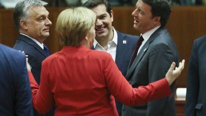 Os primeiros-ministros da Hungria, Viktor Orban, Grécia, Alexis Tsipras e Itália, Matteo Renzi, conversam com a chanceler alemã, Angela Merkel, em Bruxelas, na sexta-feira.