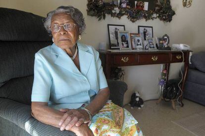 Recy Taylor posa para a foto em sua casa em Alabama, em outubro de 2010.