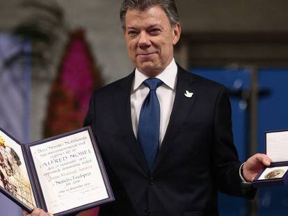 Juan Manuel Santos recebe o prêmio Nobel da Paz.