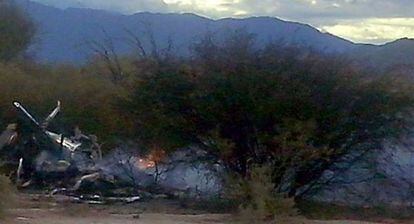 Destroços dos helicópteros, ainda fumegantes, na Quebrada del Yeso.