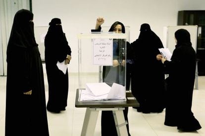 Eleitoras depositam votos em Riad, na Ar&aacute;bia Saudita, neste s&aacute;bado. 