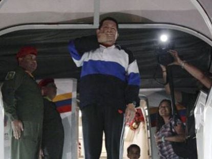 Chávez toma o avião em Caracas rumo a Cuba o 10 de dezembro de 2012. / REUTERS