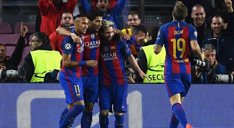 Jogadores do Barcelona comemorando gol de Lionel Messi.