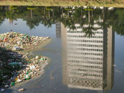 Excesso de lixo no Rio Pinheiros.