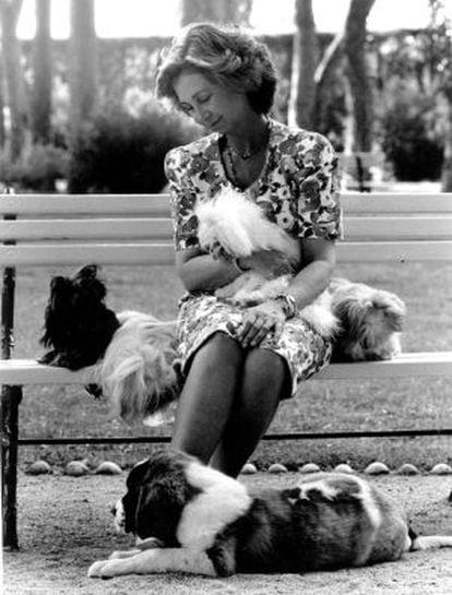 A Rainha Sofía, com alguns de seus cães, em La Zarzuela.