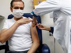 Un voluntario recibe la semana pasada en São Paulo la segunda dosis en los ensayos clínicos de la vacuna del coronavirus de  desarrollada por la empresa china Sinovac.