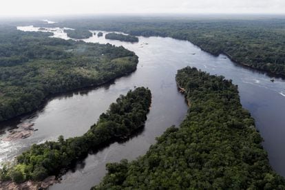 Vista aérea do rio Uaupés, no Alto Rio Negro, na Amazônia brasileira.