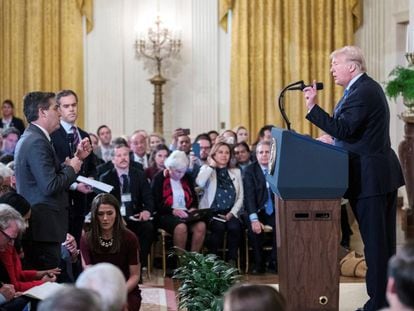 Donald Trump interage com o repórter da CNN Jim Acosta, na Casa Branca.