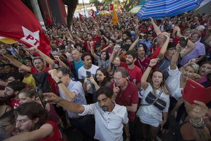 Simpatizantes do ex-presidente brasileiro Lula manifestam-se nesta sexta-feira em frente ao Sindicato dos Metalúrgicos.