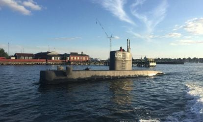 O submarino com a mulher não identificada, no porto de Copenhague, em 11 de agosto.
