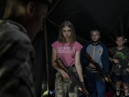 Treinando meninos e meninas ucranianos para a guerra