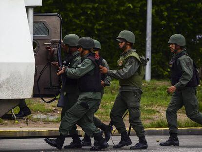 Agentes da Guarda Nacional durante protestos em Valência no domingo