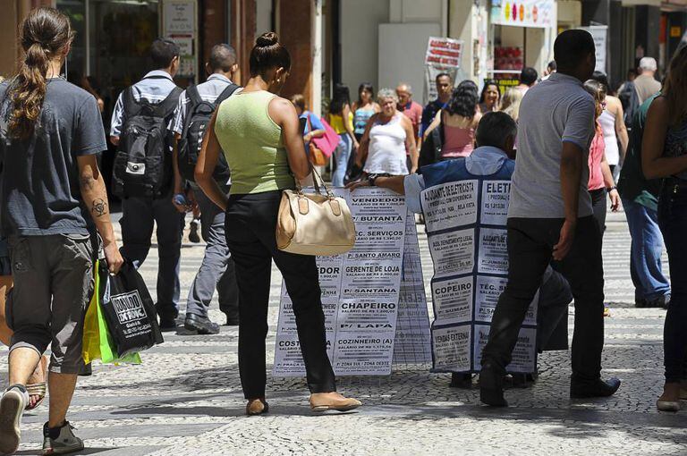 Vagas de emprego anunciadas no centro de São Paulo.