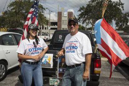 Art Otero, candidato porto-riquenho a prefeito de Kissimmee e uma ajudante de campanha.