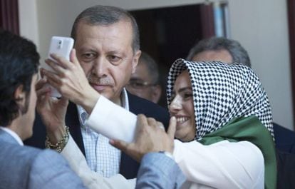 Mulher tira selfie com o presidente da Turquia.