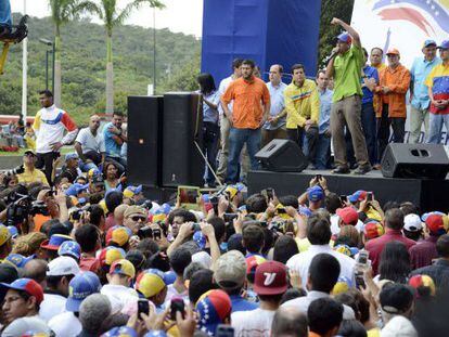 Capriles discursa para seus militantes neste s&aacute;bado em Caracas / AFP