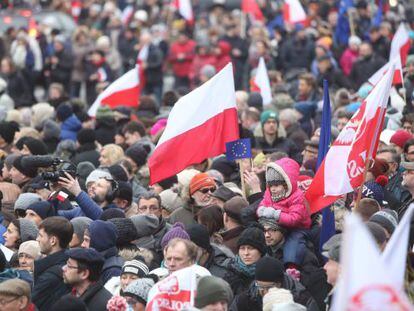 Manifestantes poloneses protestam, em 9 de janeiro, contra a lei de meios aprovada pelo Governo.
