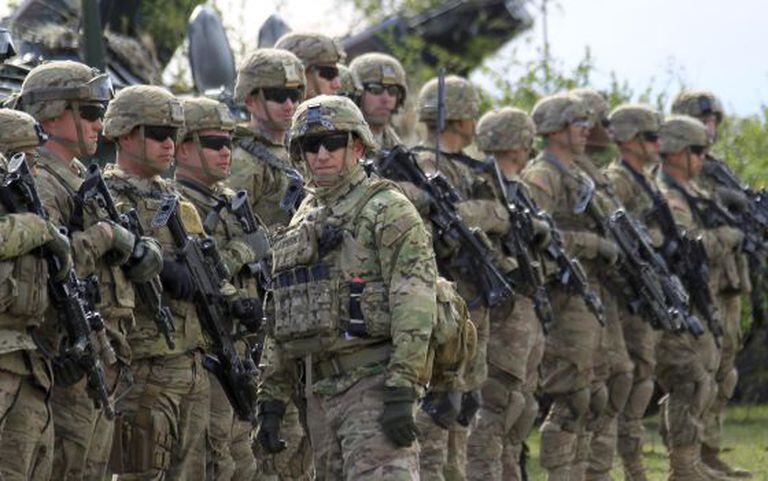 Soldados norte-americanos participam de manobras com tropas britânicas, romenas e moldavas, em abril, na Romênia.